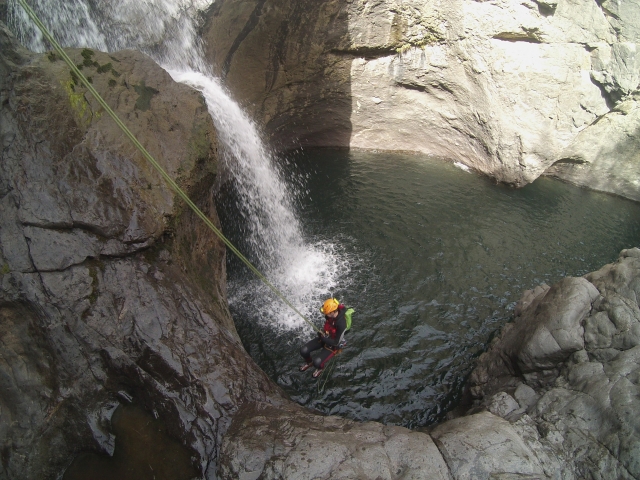  Rappel à côté d'une cascade 